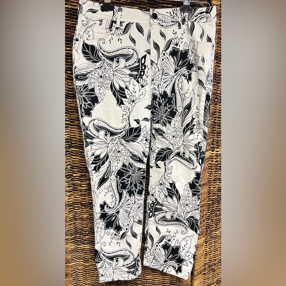 Chico's-Black/White Floral Print Crop‎ Capris, Chico size:1